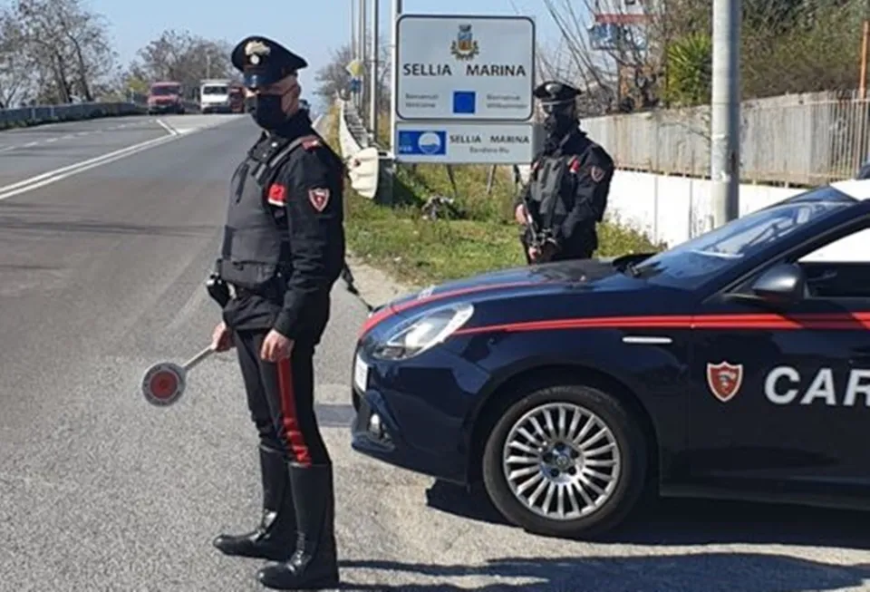 Festeggiavano il compleanno di un'amica: multati undici giovani nel Catanzarese