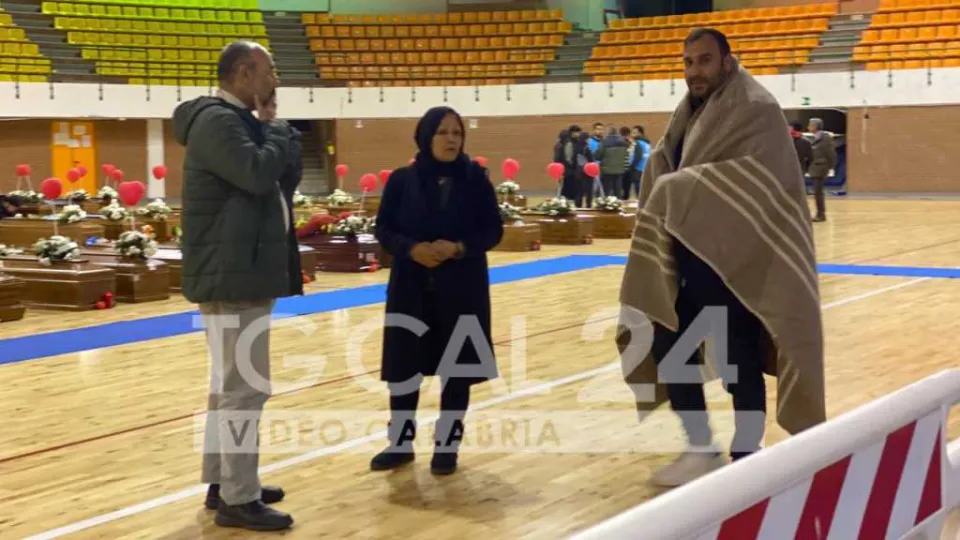 VIDEO | Naufragio di Cutro, partite quattro salme per Bologna: i famigliari tolgono il picchetto