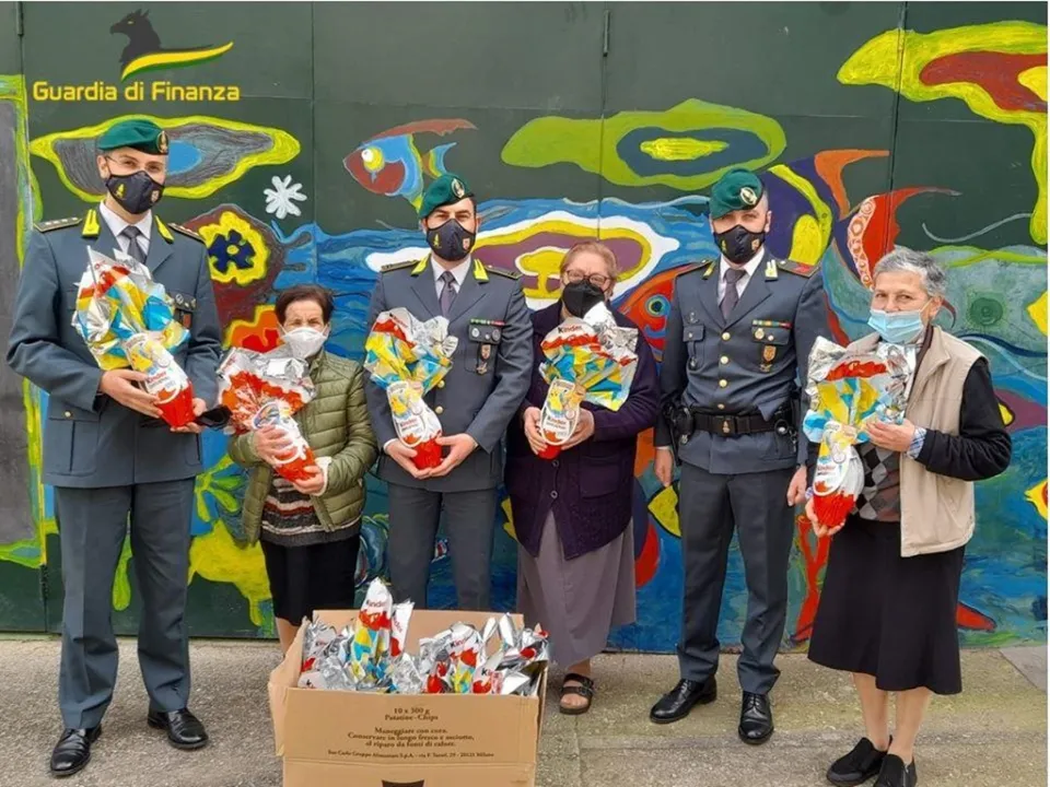 Reggio Calabria: la Guardia di Finanza dona uova di cioccolata ai bimbi di una casa famiglia
