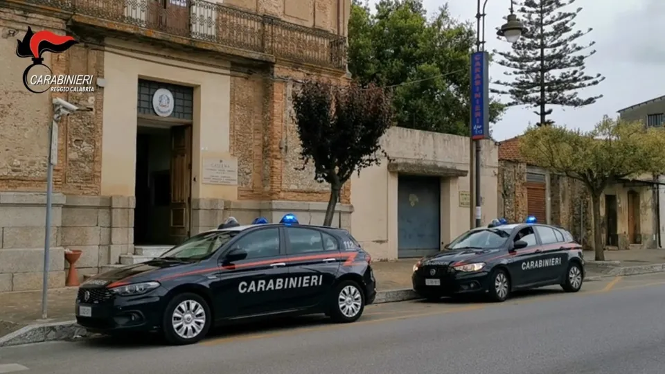 Presunti abusi sessuali su una 13enne: sospeso collaboratore scolastico