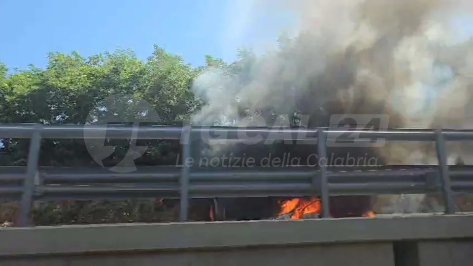 Veicolo in fiamme sull'A2 nel Cosentino: code e rallentamenti