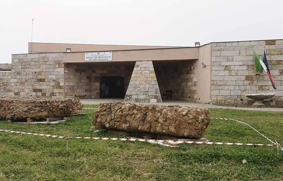 Tornano visibili i tesori del Museo di Capocolonna: è c'è anche una lucerna recuperata in mare (FOTO)