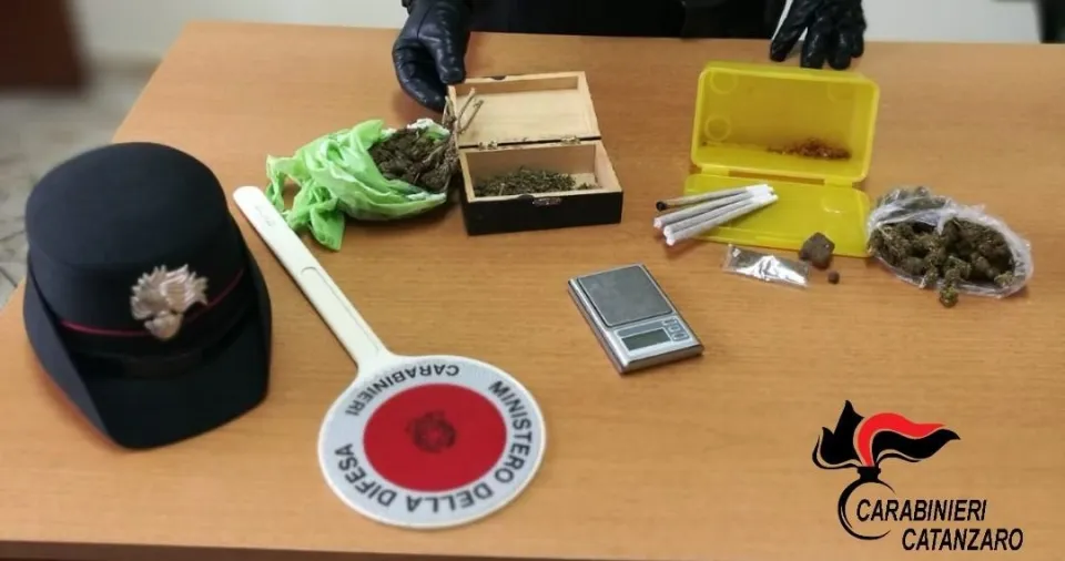 Spacciava in zona rossa: arrestata dai Carabinieri 49enne nel Catanzarese