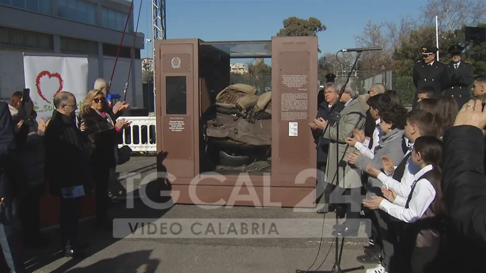 (VIDEO) La teca con i resti della Quarto Savona 15 della scorta del giudice Falcone arriva a Crotone