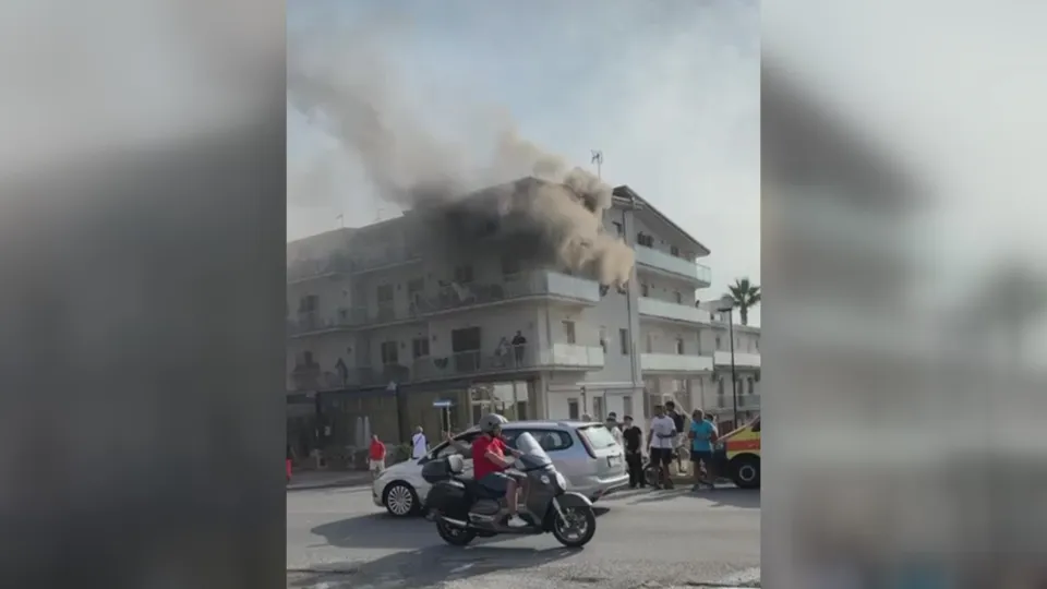 A fuoco hotel nel Cosentino: ospiti trovano riparo sui balconi