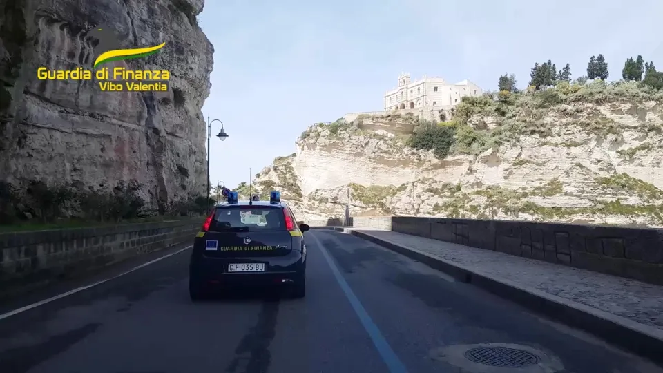 Scoperto falso cieco nel Vibonese: lavorava in nero in un lido balneare