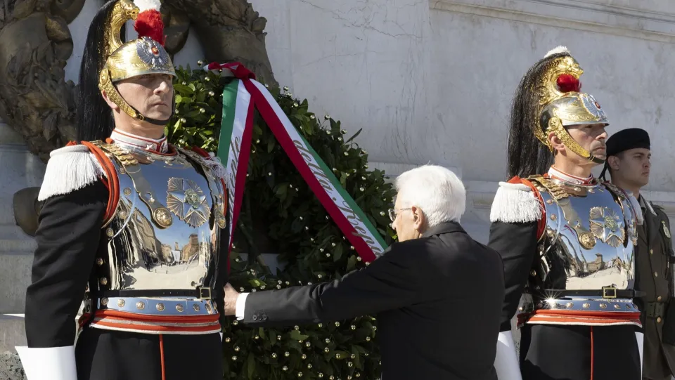 2 Giugno: l'omaggio del presidente Mattarella al Milite Ignoto