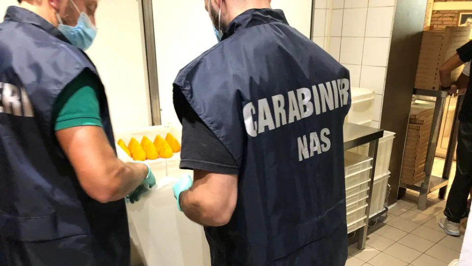 Controlli dei Nas nel Reggino: sequestrati 40 kg di alimenti e riscontrate carenze igienico-sanitarie