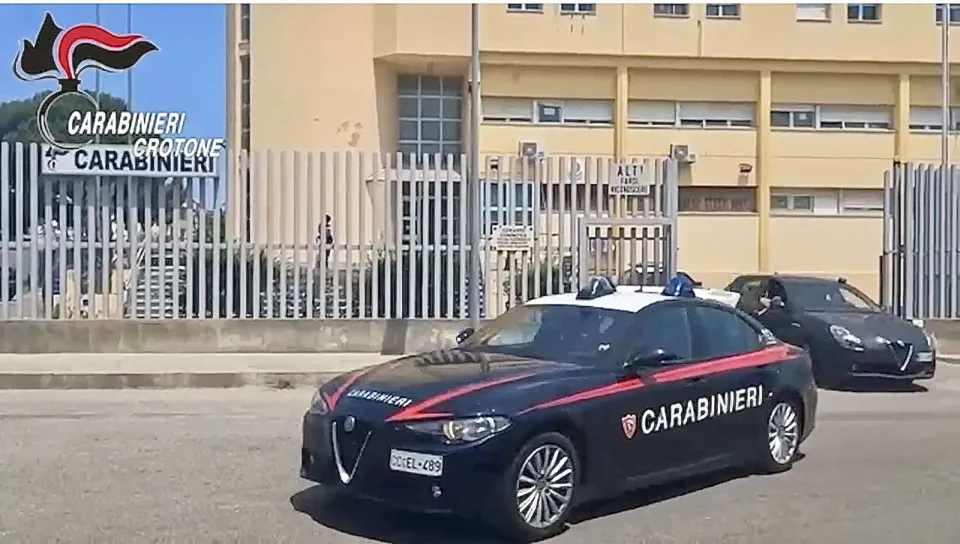 Viola il divieto di avvicinamento, 58enne arrestato a Crotone