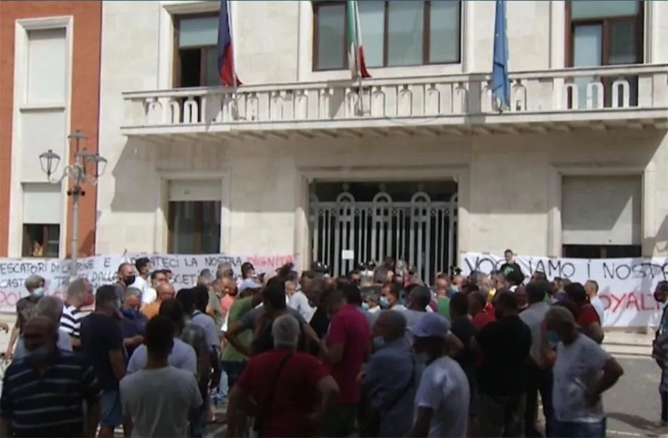 VIDEO | Protesta ad oltranza dei pescatori crotonesi: "Le royalties sono un nostro diritto"
