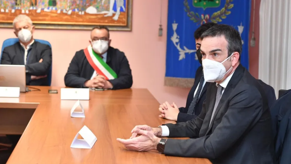 Occhiuto a Platì: «Prepotenti possono incendiare mille portoni, ma non possono vincere»