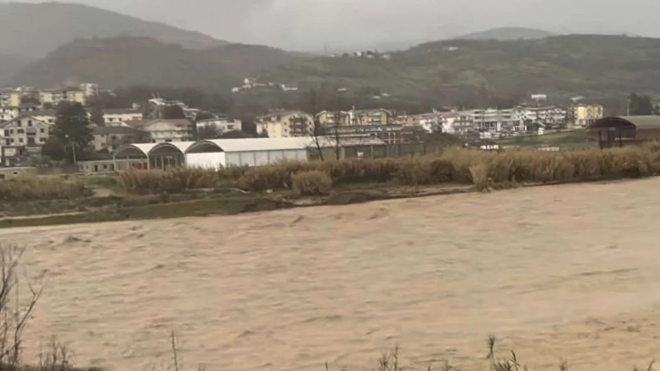 Il fiume Crati di nuovo fuori dagli argini, allagati i Laghi di Sibari