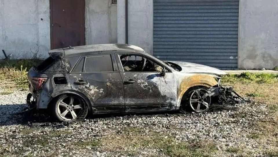 In fiamme l'auto del sindaco di Serra San Bruno, si segue la pista dolosa