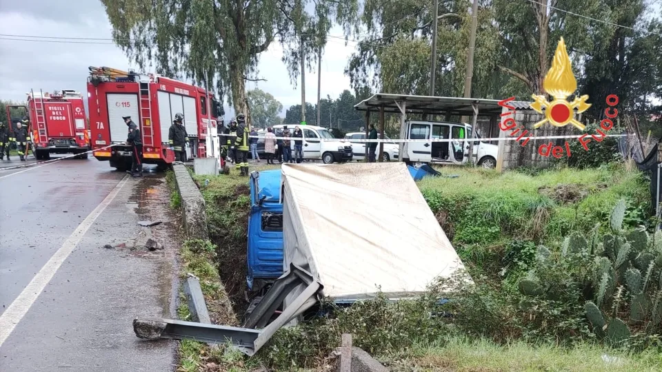 Camion si ribalta sulla statale 18 nel Lametino: morto il conducente