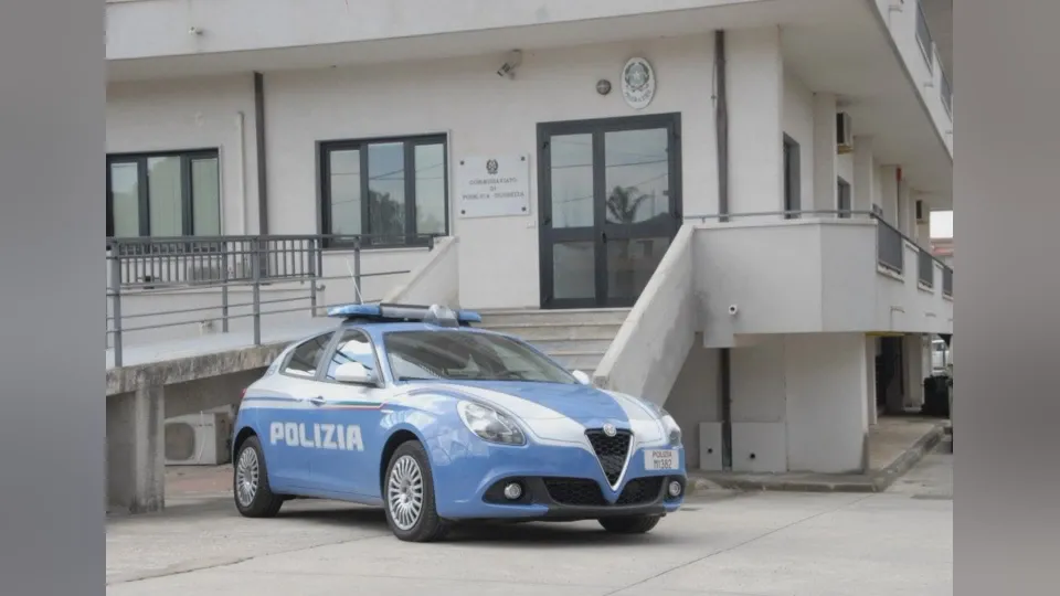 Stalking in centro accoglienza, arrestato un 18enne