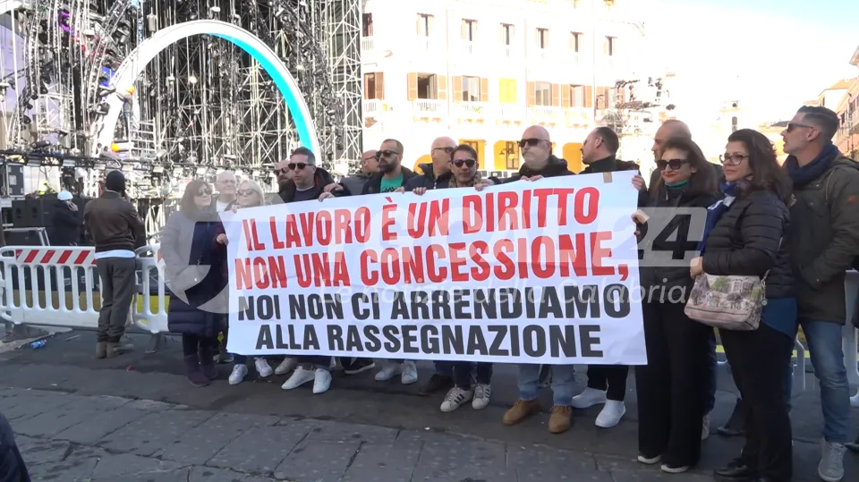 Abramo Customer Care: i lavoratori protestano sotto il palco Rai a Crotone