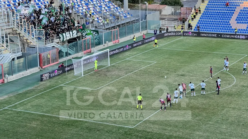 CALCIO | Alla Reggina il derby contro il Cosenza. Catanzaro ancora poker, il Crotone vince in casa