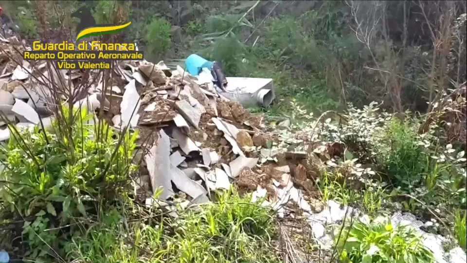 Tonnellate di rifiuti pericolosi e non scoperti in una discarica a cielo aperto