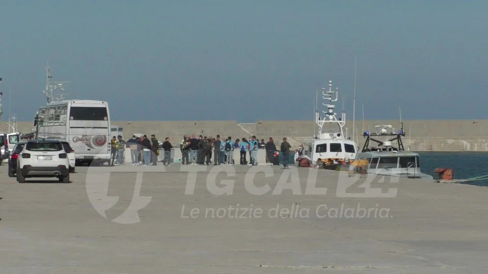 Sbarco di 41 migranti a Crotone: ci sono donne e minori non accompagnati