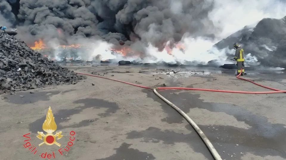 Lamezia Terme, domato il maxi incendio nella zona industriale