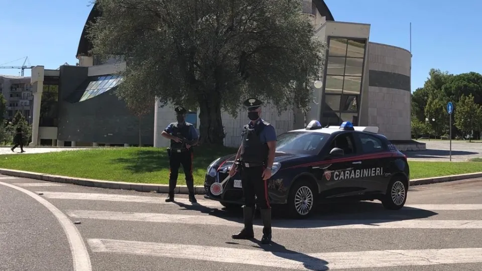 Fugge all'alt dei Carabinieri e getta dall'auto una pistola: arrestato 28enne a Rende