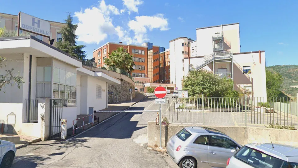 Sfonda con l'auto l'ingresso del Pronto soccorso: arrestato 68enne