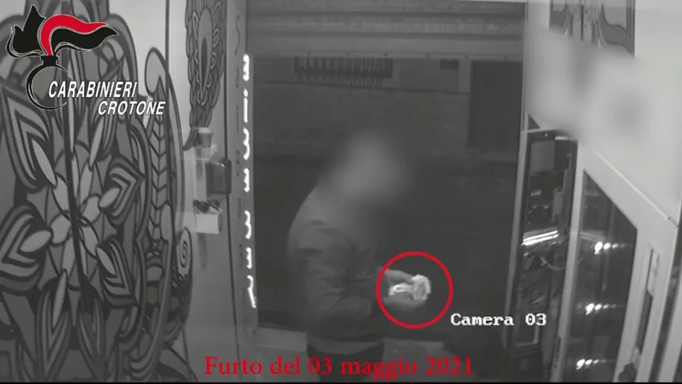 Scassinavano distributori automatici per rubarne l'incasso: tre arresti nel Crotonese (VIDEO)