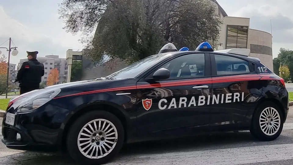 Minaccia un commerciante con un fucile e spara alla vetrina: arrestato