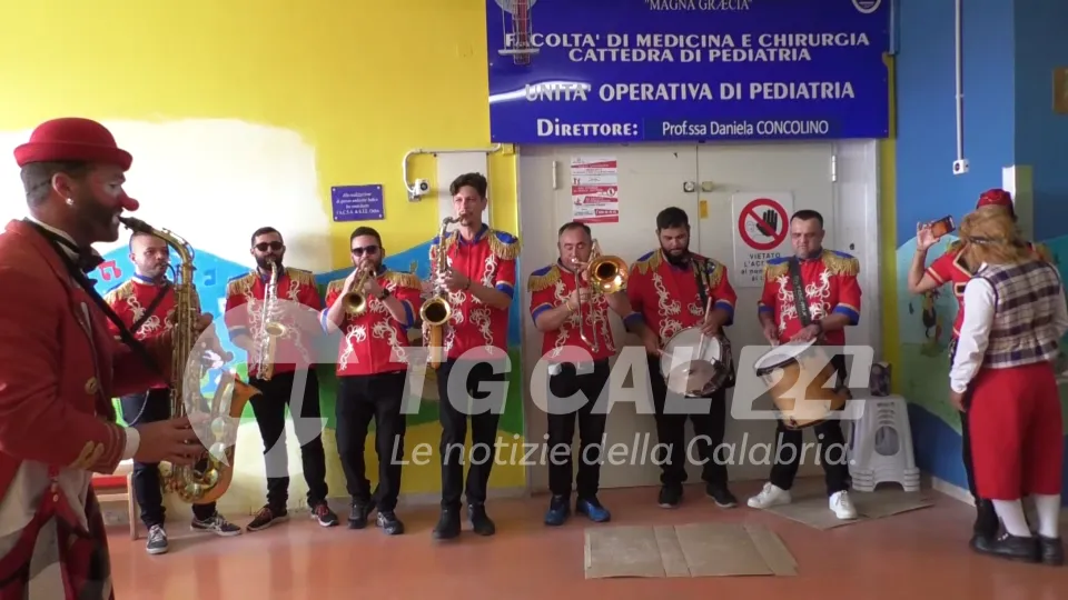 Un sorriso in Pediatria: gli artisti circensi fanno visita ai piccoli pazienti del Pugliese