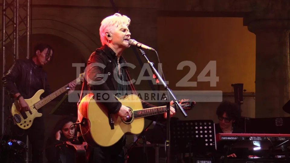 VIDEO | Musica: Ron in concerto incanta Crotone tra i grandi classici e l'omaggio a Lucio Dalla