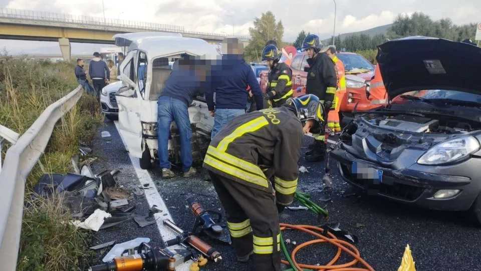 Incidente stradale a Catanzaro: tre i feriti, uno in gravi condizioni