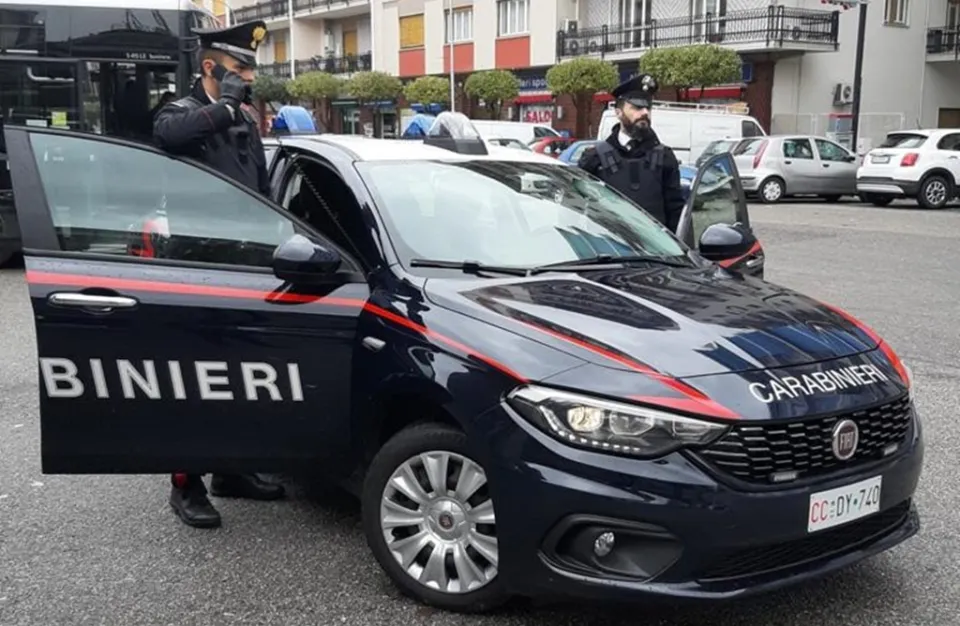 Spara contro una finestra nel centro storico di Cosenza: arrestato 59enne