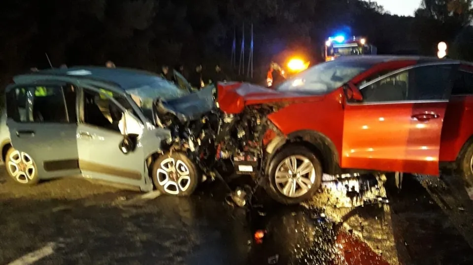 Incidente mortale sulla ss 107, chiarita la dinamica: auto invade corsia e provoca morte del conducente