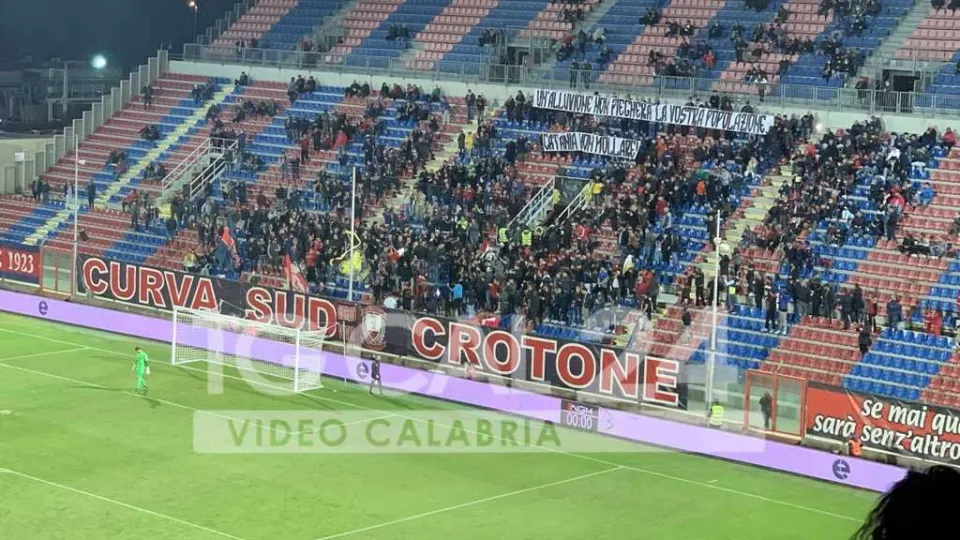 "Un'alluvione non piegherà la vostra popolazione. Catania non mollare!": la vicinanza della Curva Sud