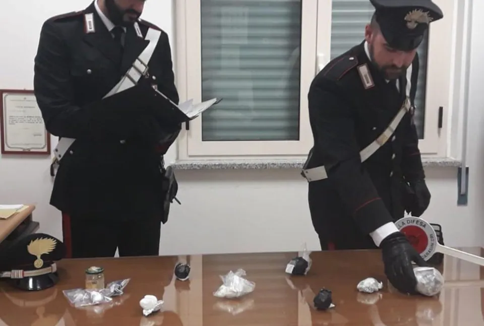 Nascondeva la droga dietro la statua della Madonna, 48enne arrestato a Guardavalle