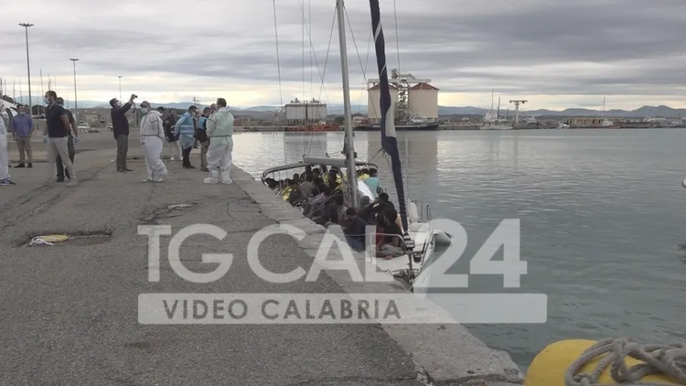 Nuovo sbarco di migranti a Crotone, il secondo in ventiquattr'ore: arrivate 65 persone