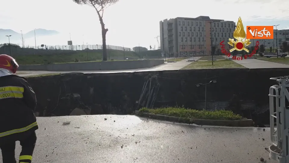 Napoli, si apre voragine nel parcheggio dell'ospedale del Mare: inghiottite diverse auto (VIDEO)