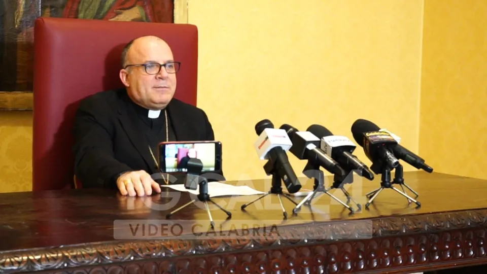 VIDEO | Il naufragio dei migranti a Cutro nel messaggio di Pasqua di mons. Angelo Panzetta