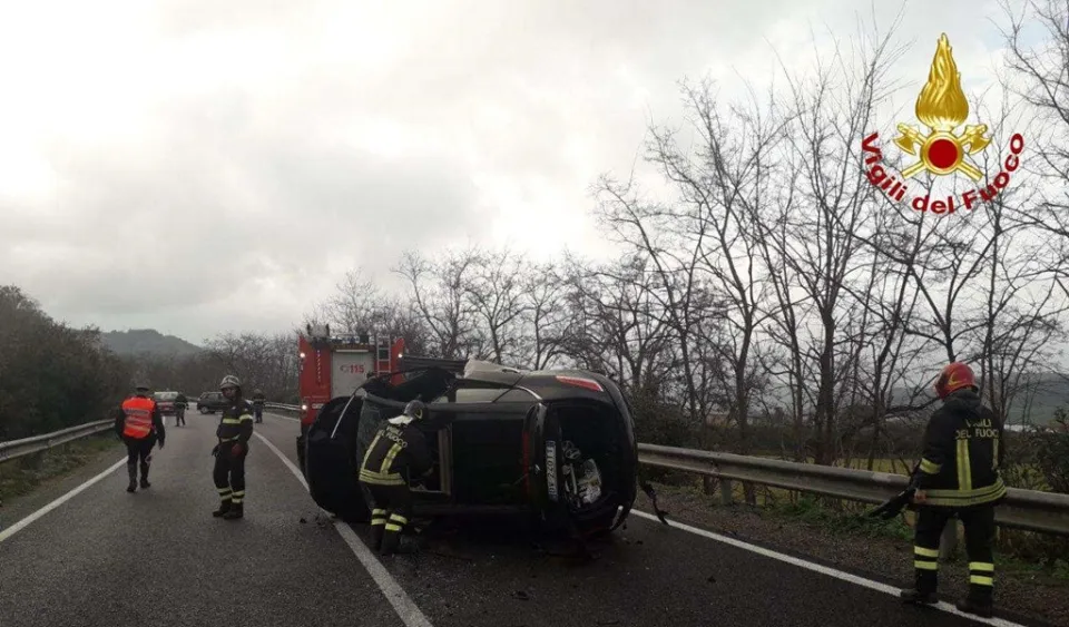 Incidente stradale nel Crotonese: il bilancio è di quattro feriti ed un morto