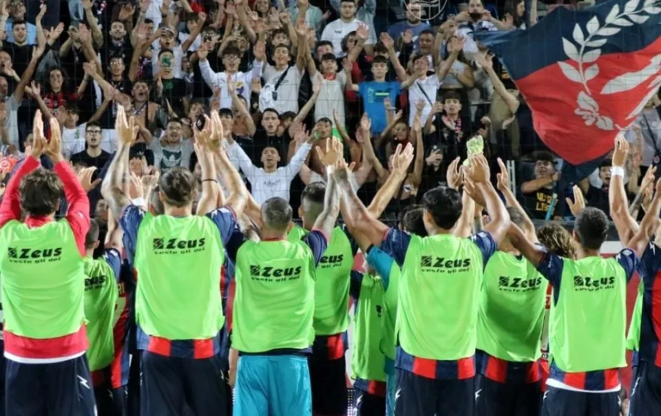 Calcio Serie C | Il Crotone vince anche la quarta ed è da solo in testa alla classifica