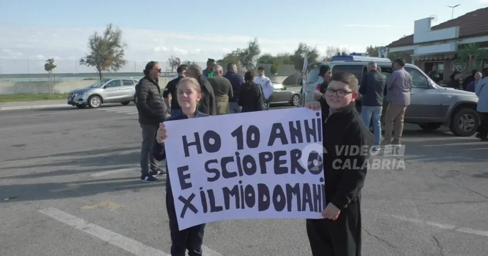 «Ho dieci anni e sciopero per il mio domani»: le voci dei bimbi a Crotone