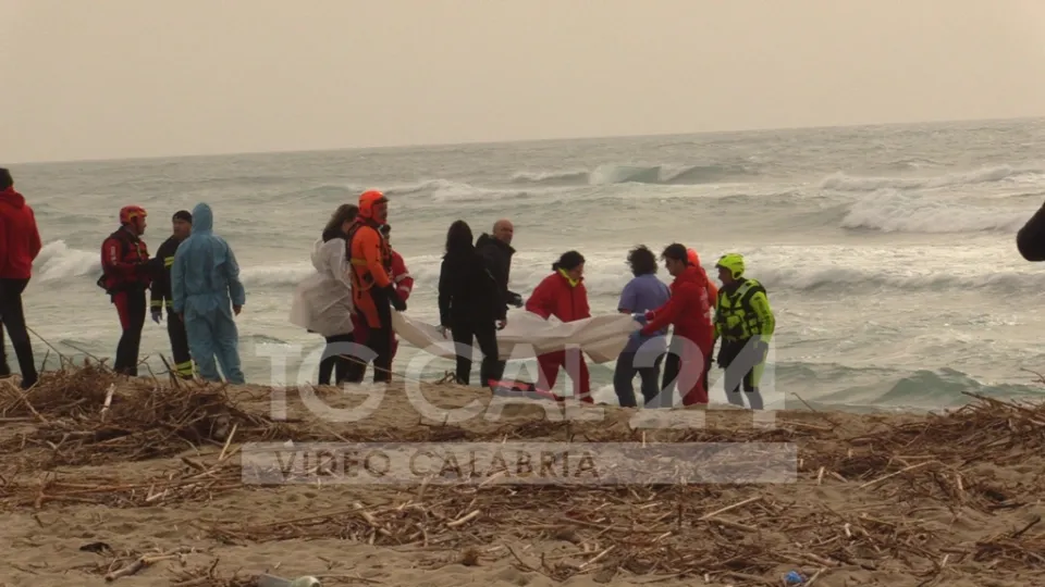 Naufragio Cutro: il mare di Steccato restituisce altri quattro corpi