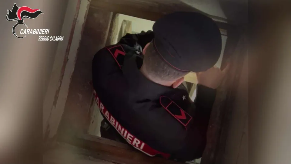 Bunker segreto sotto il pavimento scoperto dai Carabinieri a Palmi