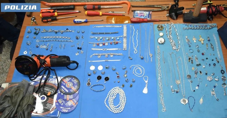 Svaligiano un appartamento con l'uso di chiavi passepartout: arrestati tre georgiani