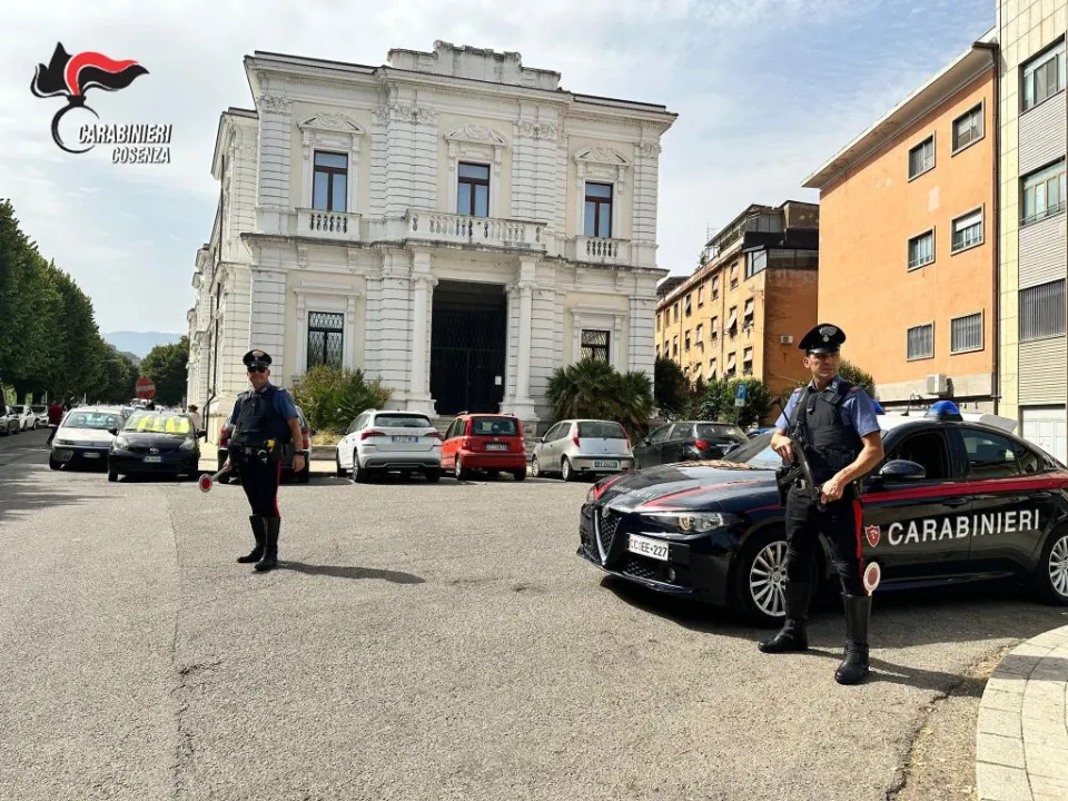 Trovate armi da sparo clandestine e droga nel centro storico di Cosenza