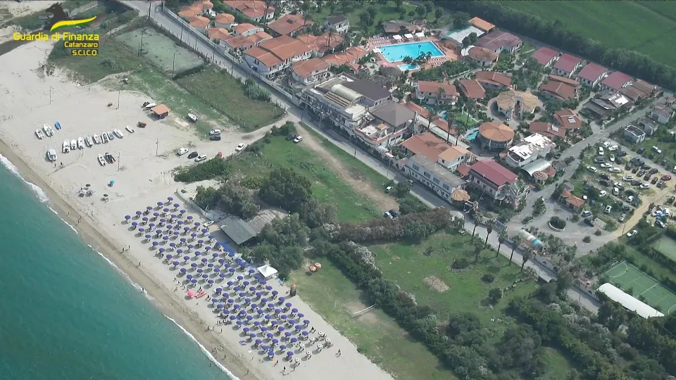 I tentacoli della 'ndrangheta sulle strutture turistico-alberghiere del Vibonese: 4 fermi e sequestri per 11 milioni (VIDEO)
