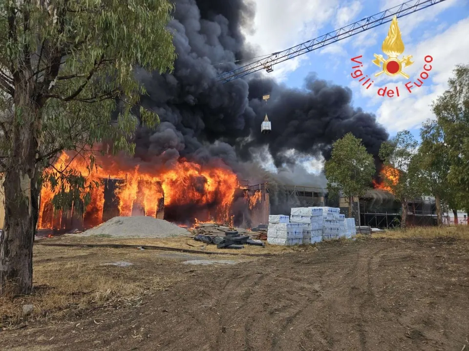 Incendio ad Isola Capo Rizzuto: distrutto cantiere della nuova scuola