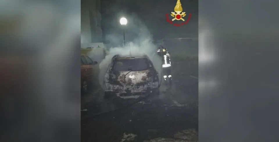 Vibo Valentia, a fuoco autovettura di un parroco: indagano i Carabinieri