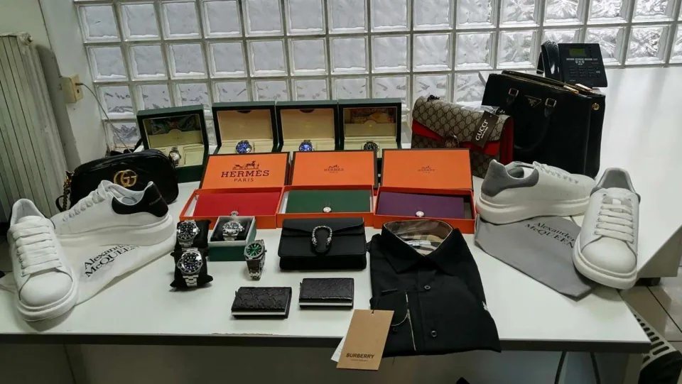 Sequestrati orologi ed articoli di lusso falsi all'aeroporto di Lamezia