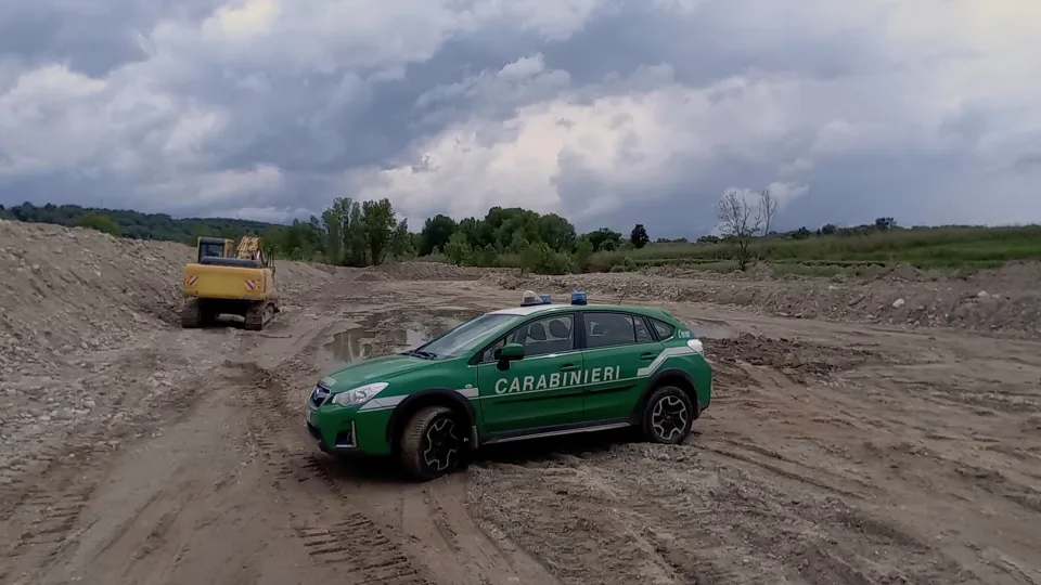 Alterato il corso di un torrente con lavori abusivi: 2 denunce e sequestri